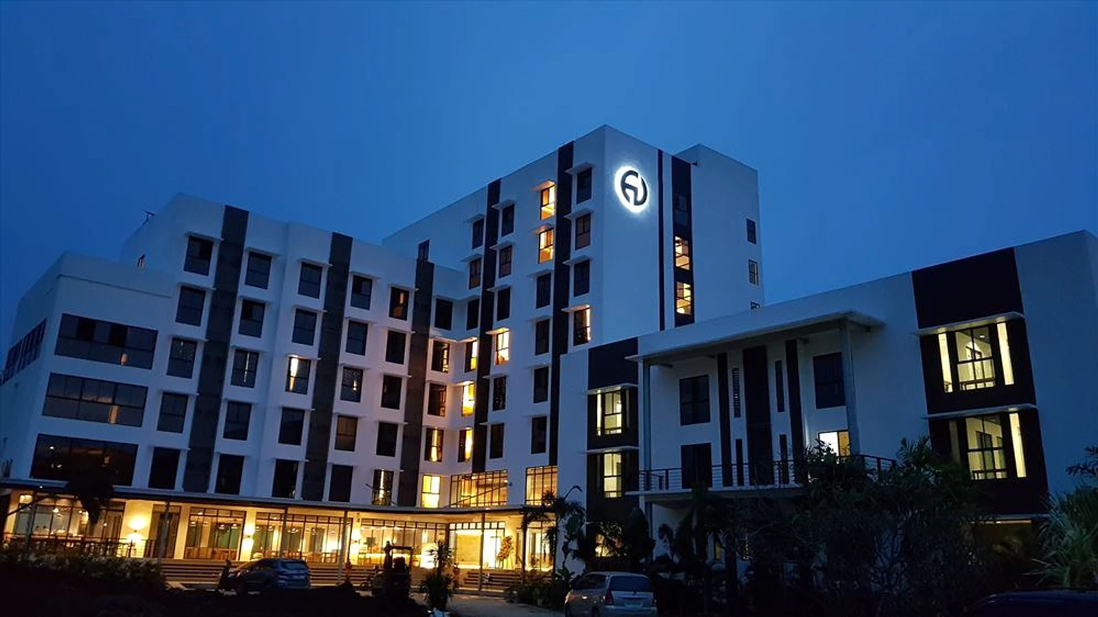 EV Academy Talamban校の夜間外観