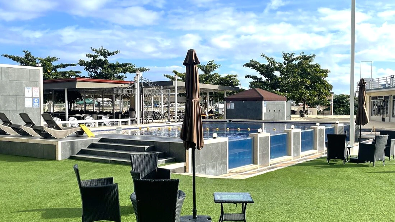 SMEAG Encanto Campusのプールと屋外環境