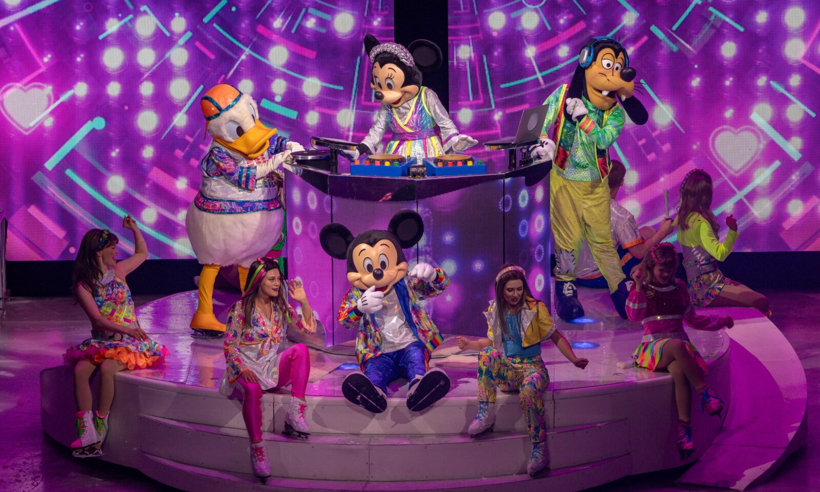 最安₱300、全13公演。Disney On Ice Cebuは11時公演を選ぶと家族4人で最大₱800安い