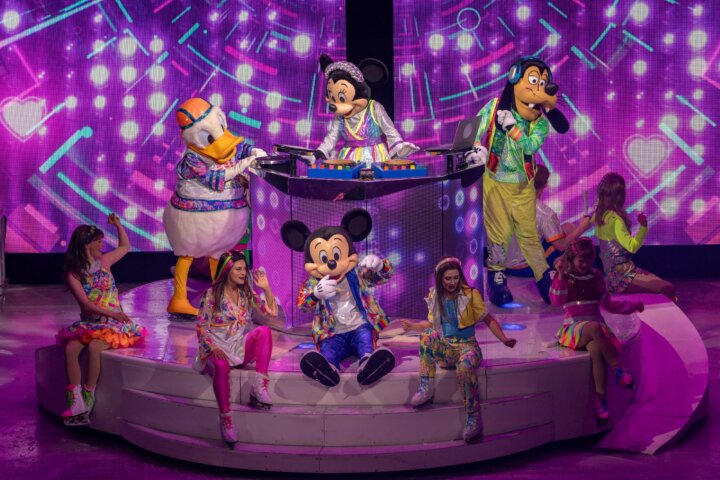 最安₱300、全13公演。Disney On Ice Cebuは11時公演を選ぶと家族4人で最大₱800安い
