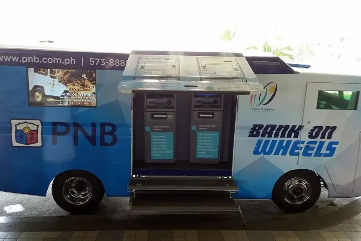 海外カードを使うATMを備えたPhilippine National Bankの移動店舗