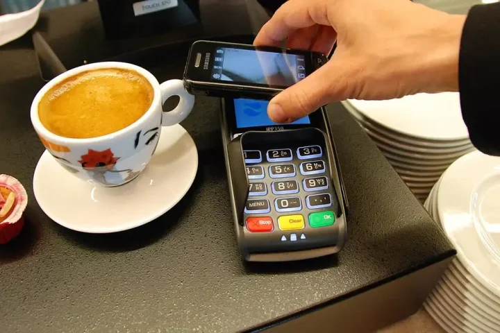 スマートフォンでMobile Paymentを行う場面