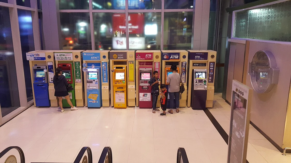 Cardを使って現金を引き出すATM