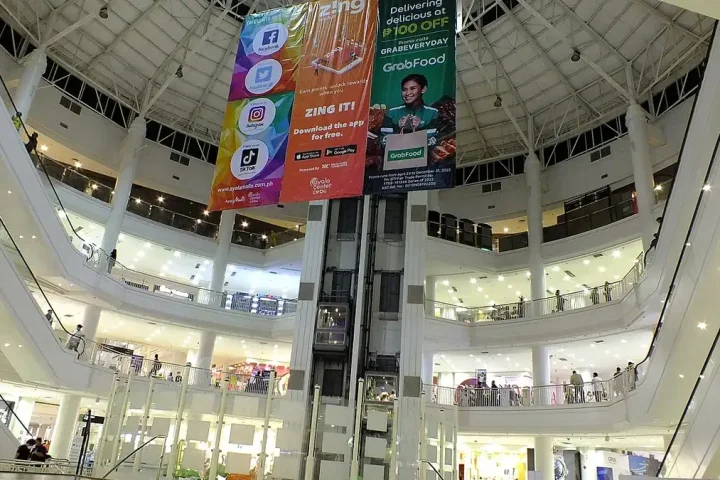 Ayala Center Cebuの館内吹き抜け