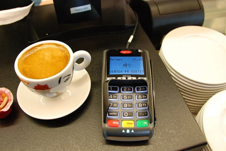 旅行中にMobile Paymentを確認するSmartphone