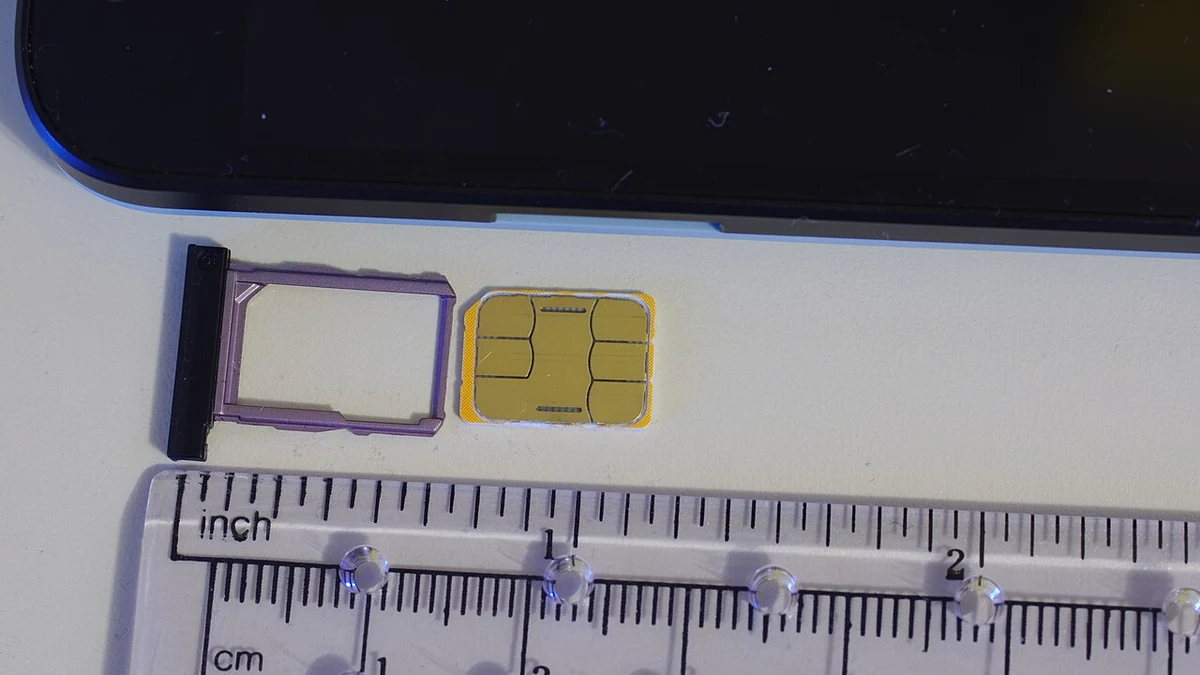 旅行者向けServiceの登録に使うNano SIM CardとTray