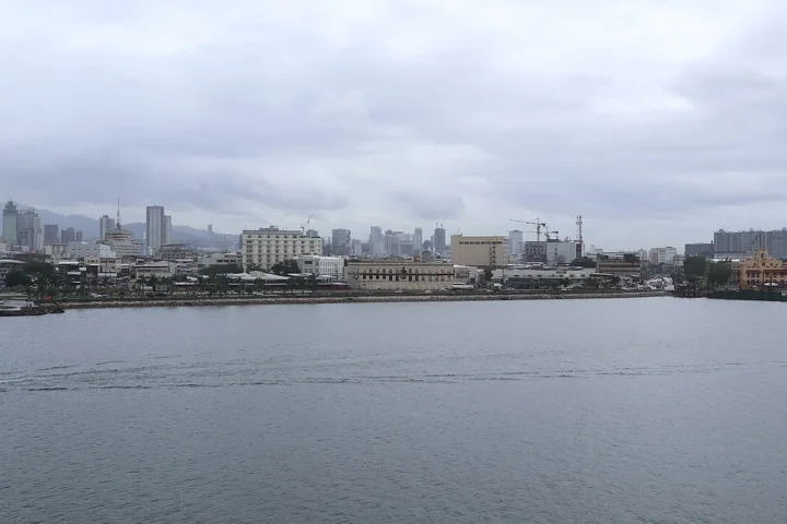 Cebu Strait側から見たCebu CityのSkyline