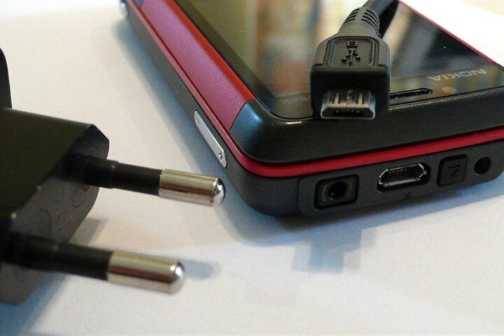 充電器を準備する様子