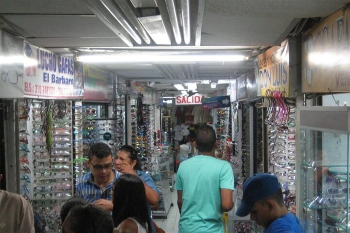 眼鏡店でフレームを選ぶ様子