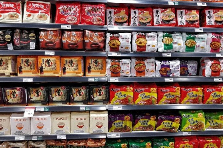 スーパーの海外食品売り場の様子