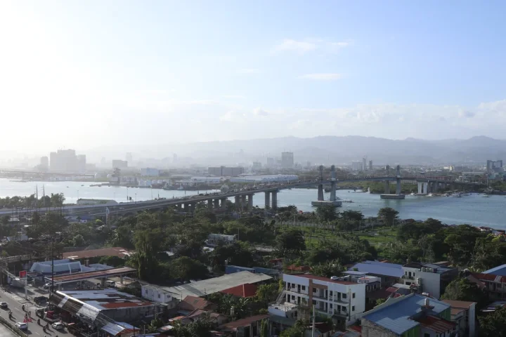 セブとマクタンを結ぶマクタン海峡とMarcelo Fernan Bridge