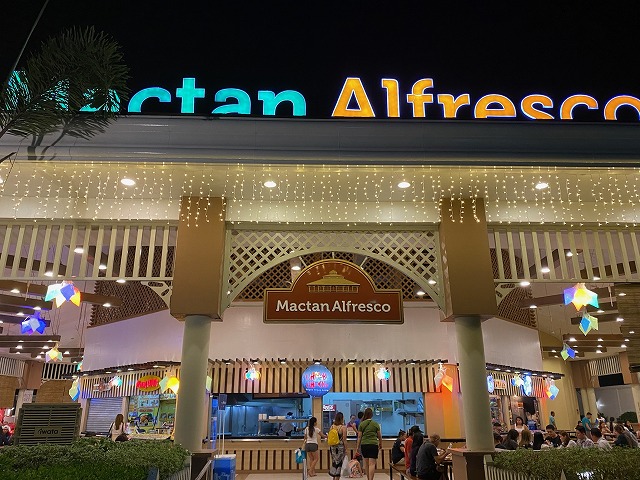 夜のMactan Alfrescoで食事をする人々