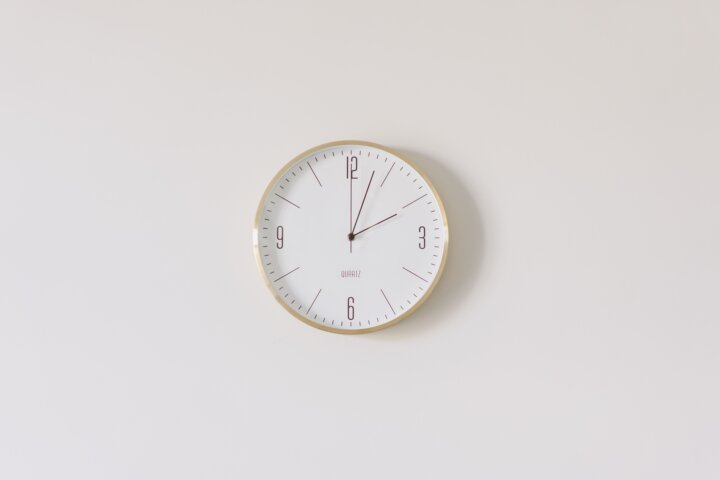 8コマ授業は本当に8時間？｜授業数・拘束時間・発話時間の違い