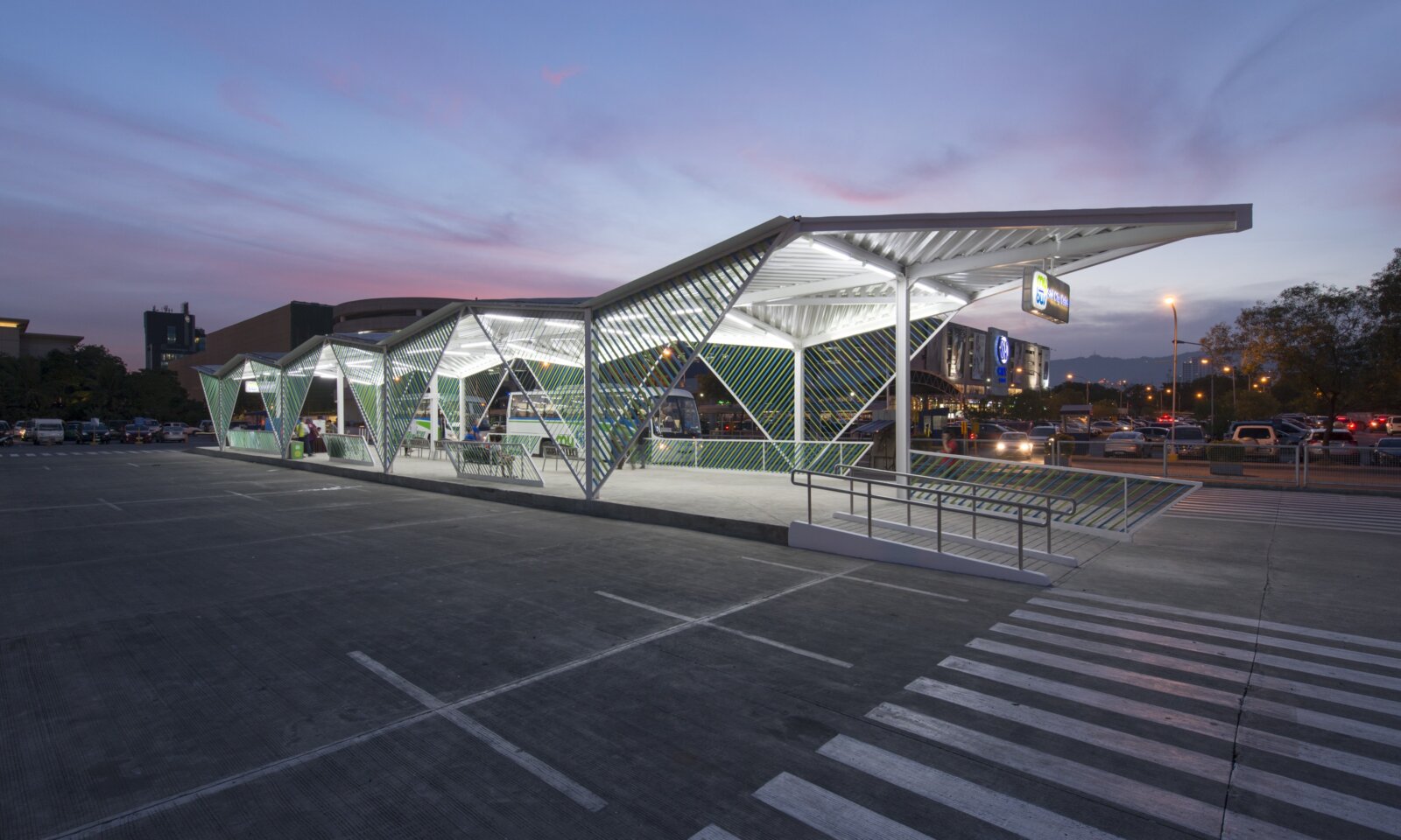SM J Mall Transport Hub|Parking Station地上階の乗り場と方面案内