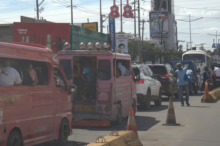 車やジプニーが混み合うセブ市内の道路