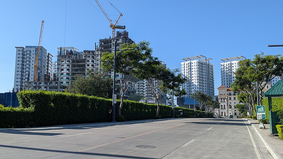 マクタンニュータウンのNewtown Boulevard｜住宅・オフィス・店舗が並ぶ通り