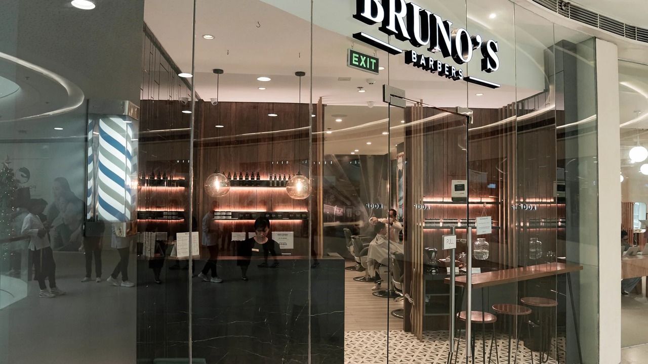 Bruno’s Barbers NUSTAR｜理髪・シェービング・予約の案内を確認する