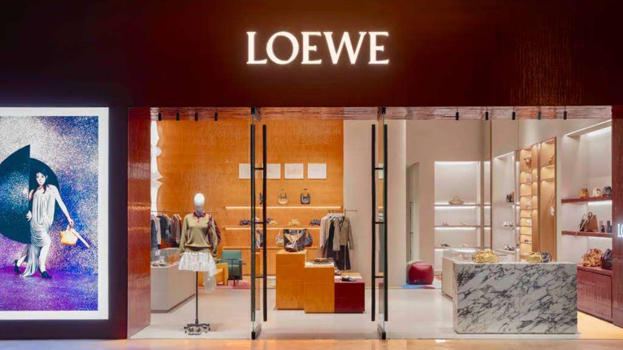 セブのLOEWE NUSTAR Cebu｜バッグ・服とCASA LOEWEの店舗デザインを確認する