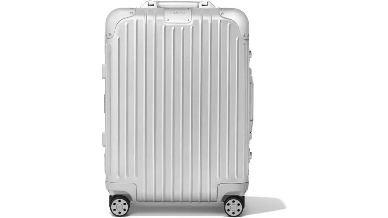 RIMOWA NUSTAR｜スーツケースの寸法比較と保証・修理の相談先を確認する