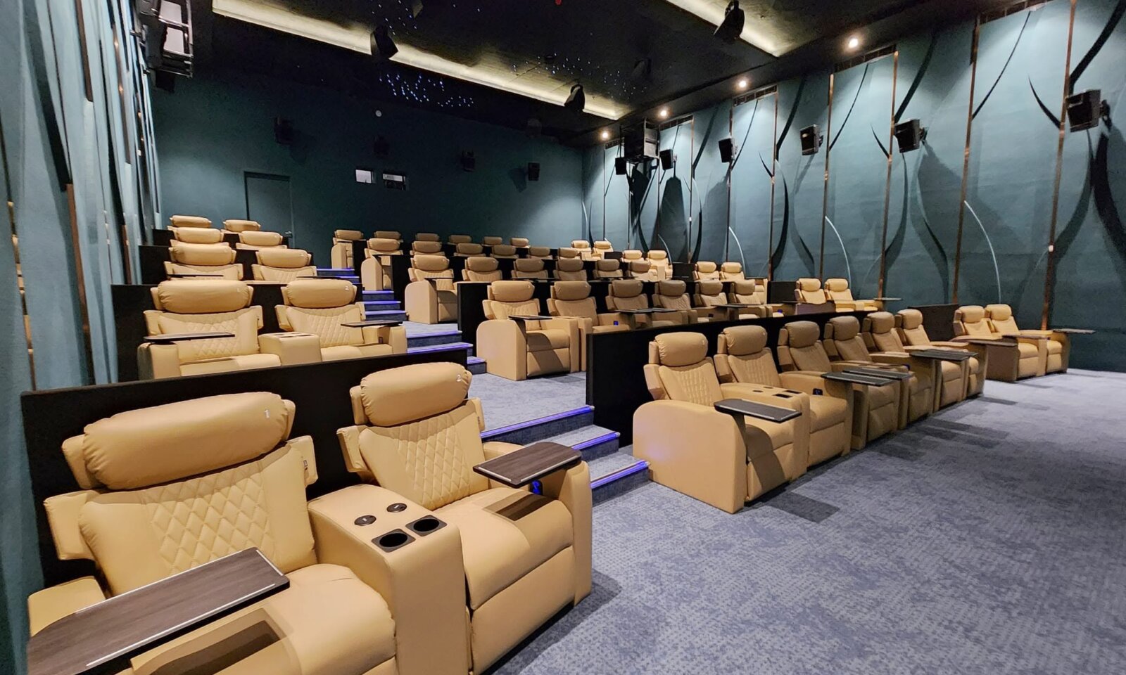 SM Cinema J Mall|通常館・Director’s Clubの違いとチケット購入