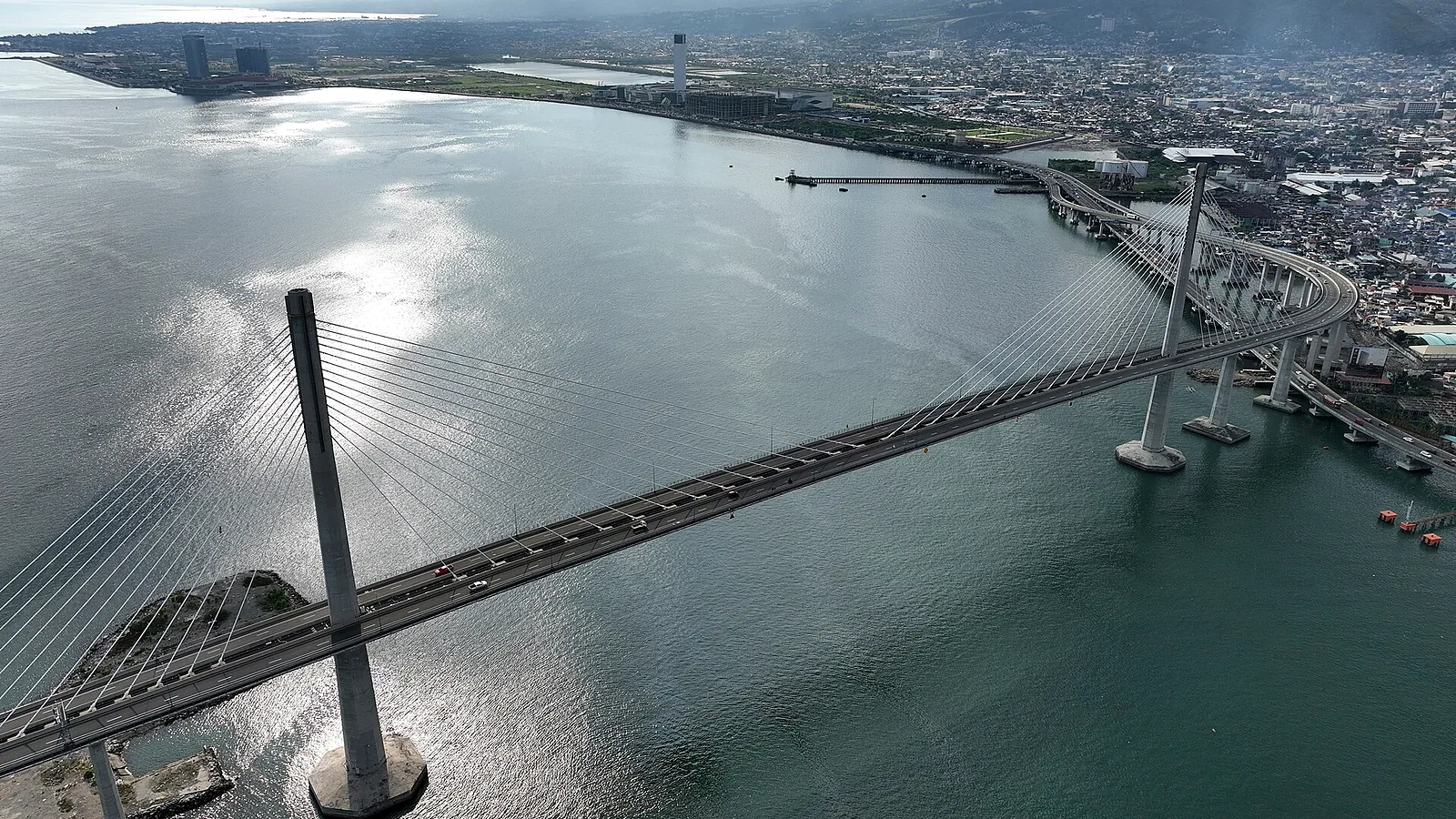 セブ市の海沿いに広がる市街地と、マクタン島へ渡る斜張橋を上空から見た様子