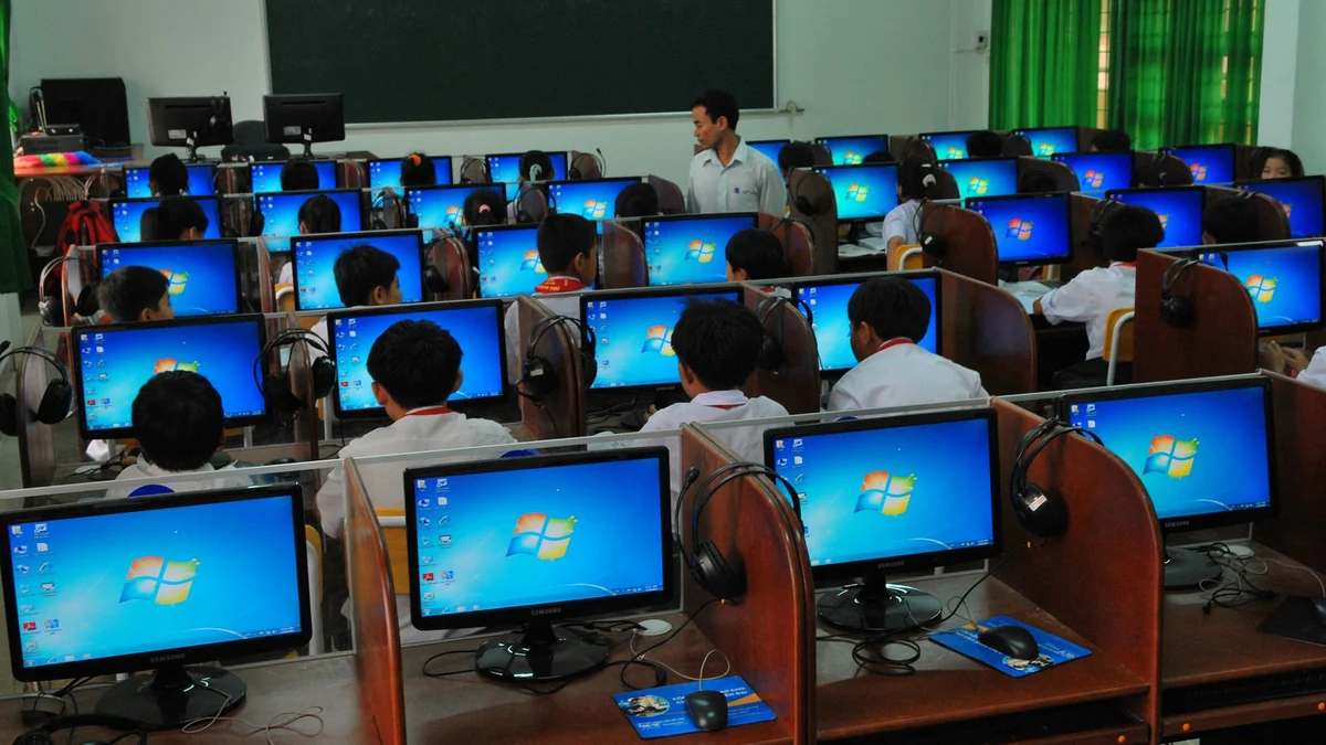 コンピューター教室で学ぶ学生