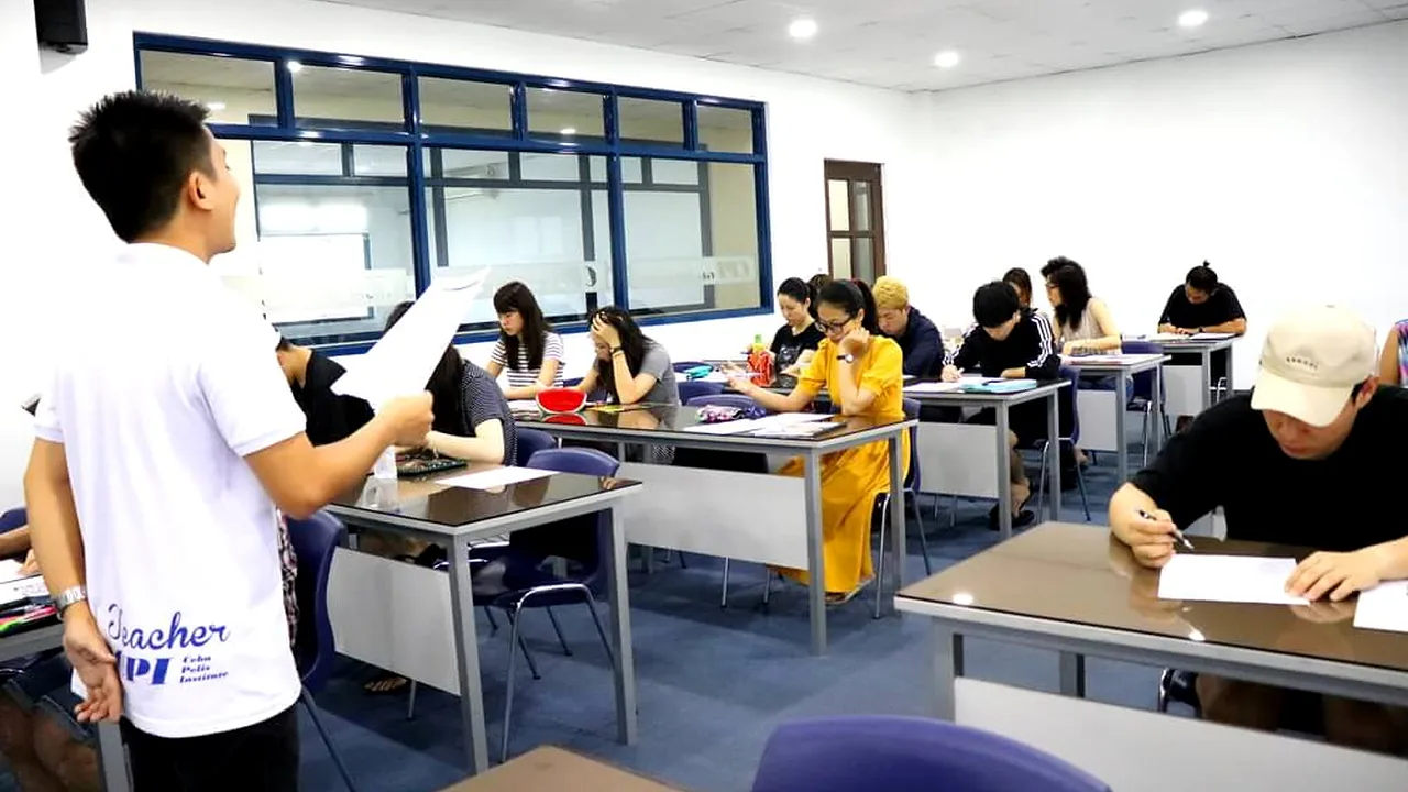 CPIの講師が前に立ち、学生が机で課題に取り組む教室
