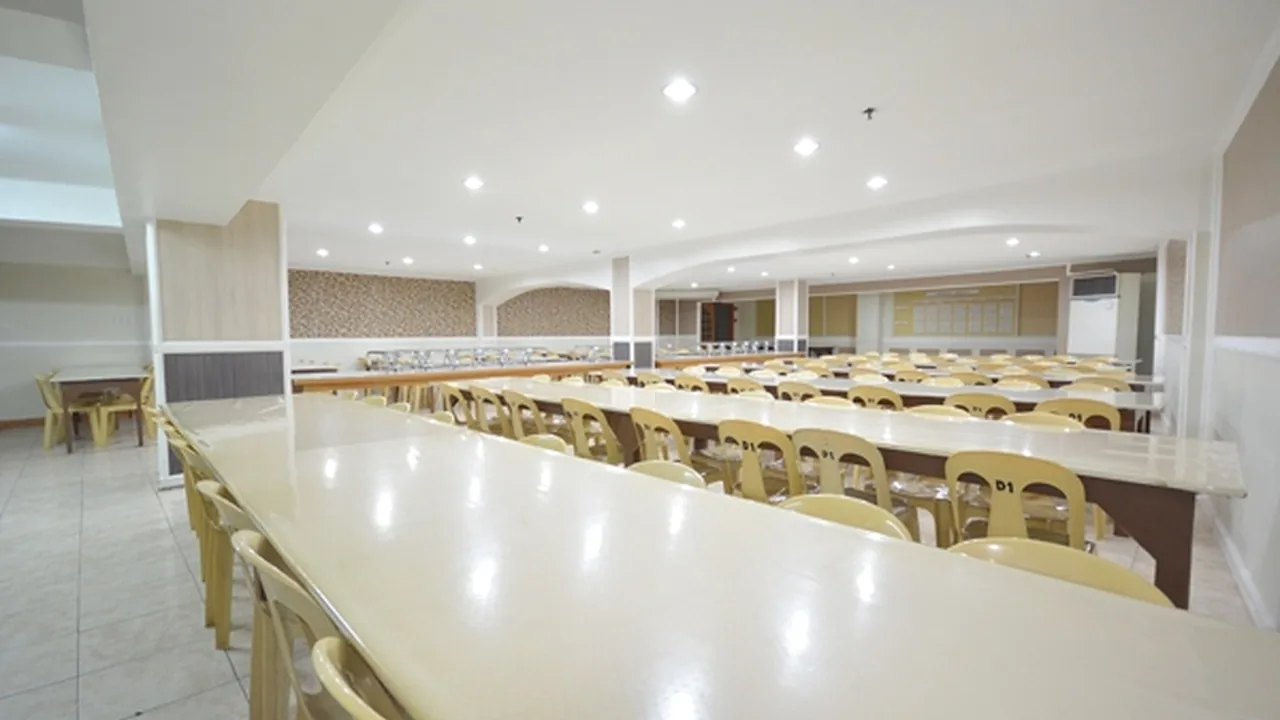 CPILSの長いテーブルが並ぶ明るい食堂