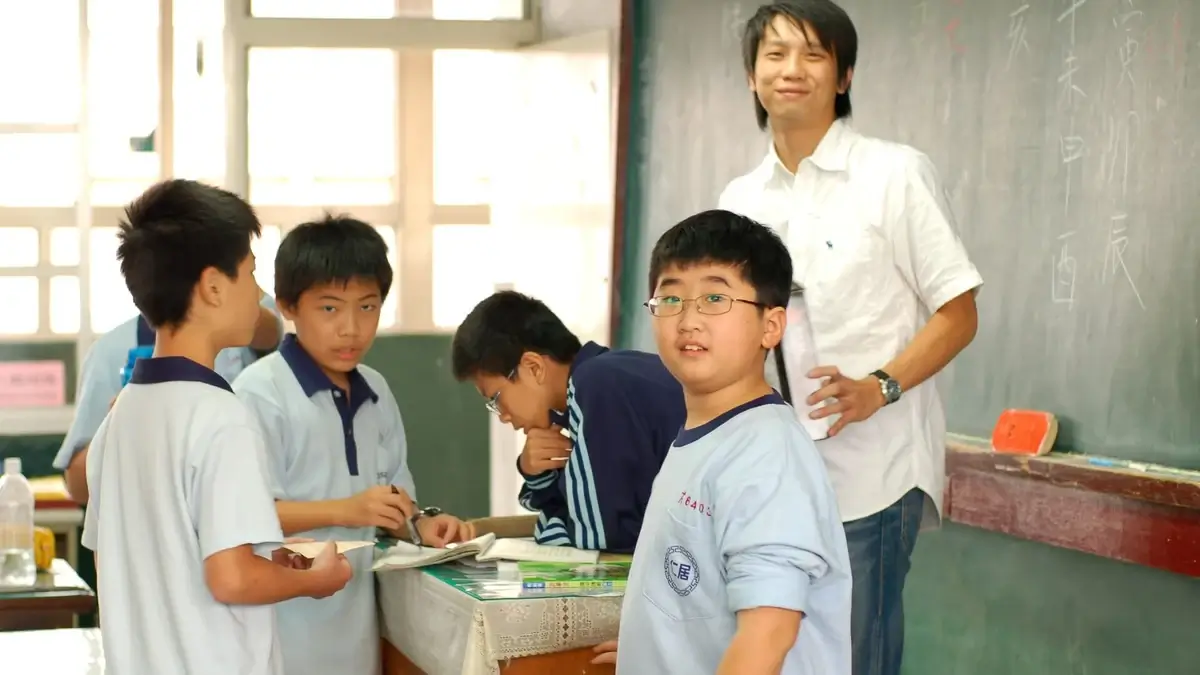 教室で学生を指導する講師