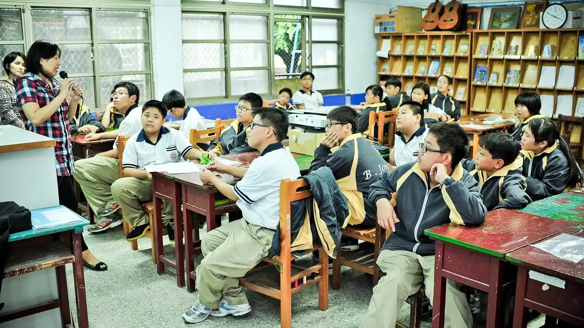 教室で学生を指導する講師
