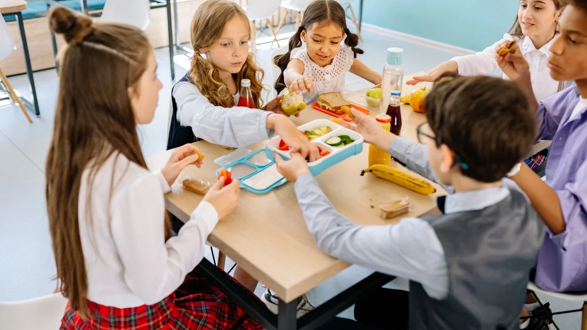 教室で一緒に食事をする学生たち