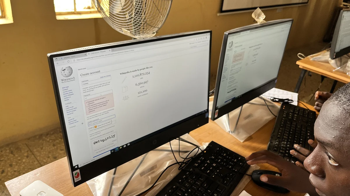 コンピューターを使って学ぶ学生
