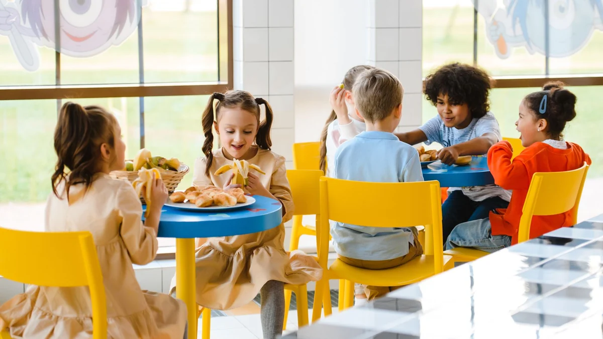 テーブルを囲んで食事をする子どもたち