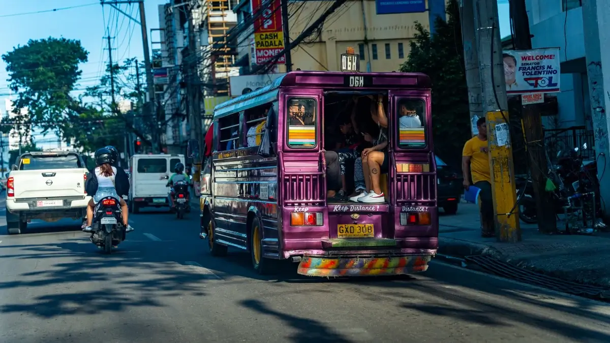 Cebu Cityの道路を走るジープニーと車両