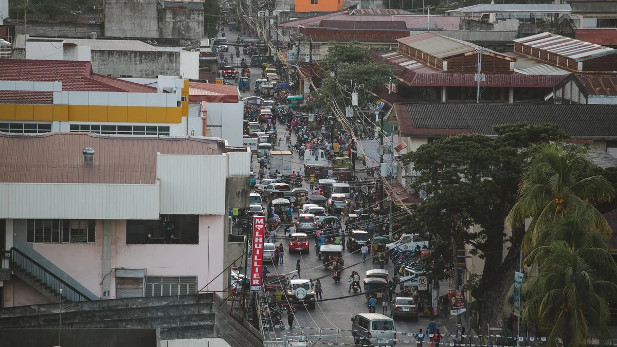Cebu Cityの車両と人が行き交う市街地