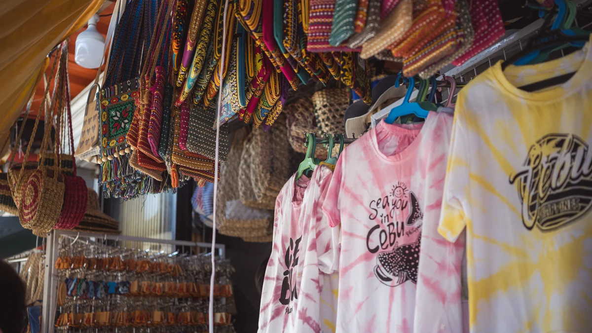 Cebu Cityの市場に並ぶ衣類や土産品