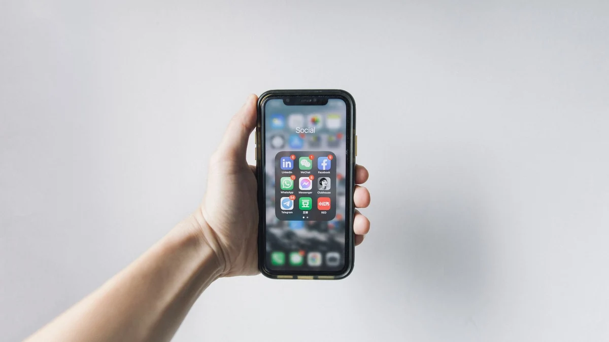 通信アプリが表示されたスマートフォン
