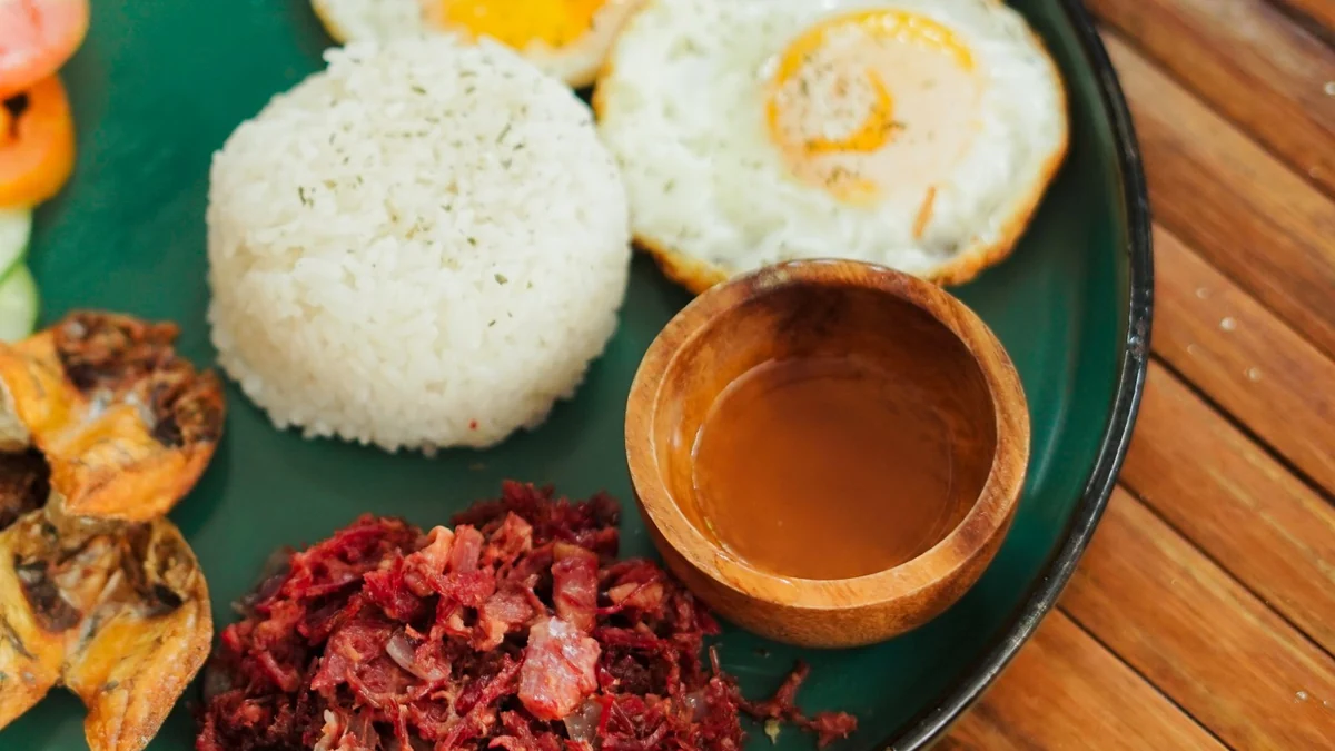 ご飯と卵と副菜を盛り付けたフィリピンの食事