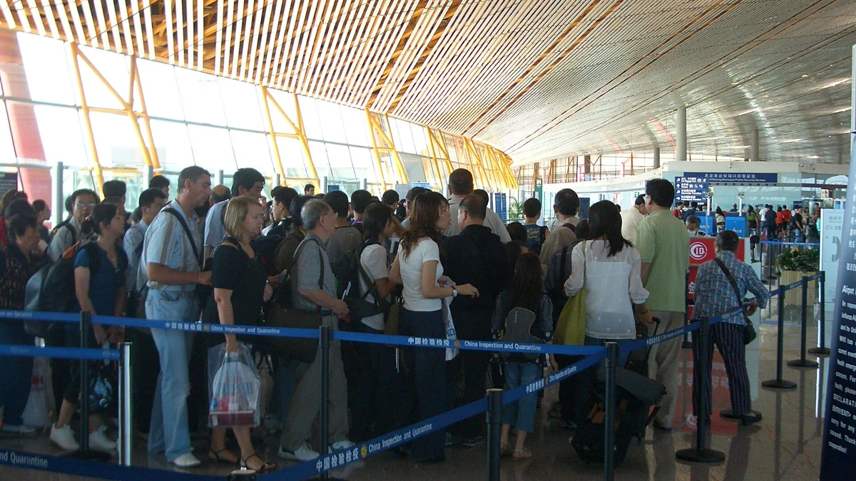 中国の空港の検疫待機列(一般写真)
