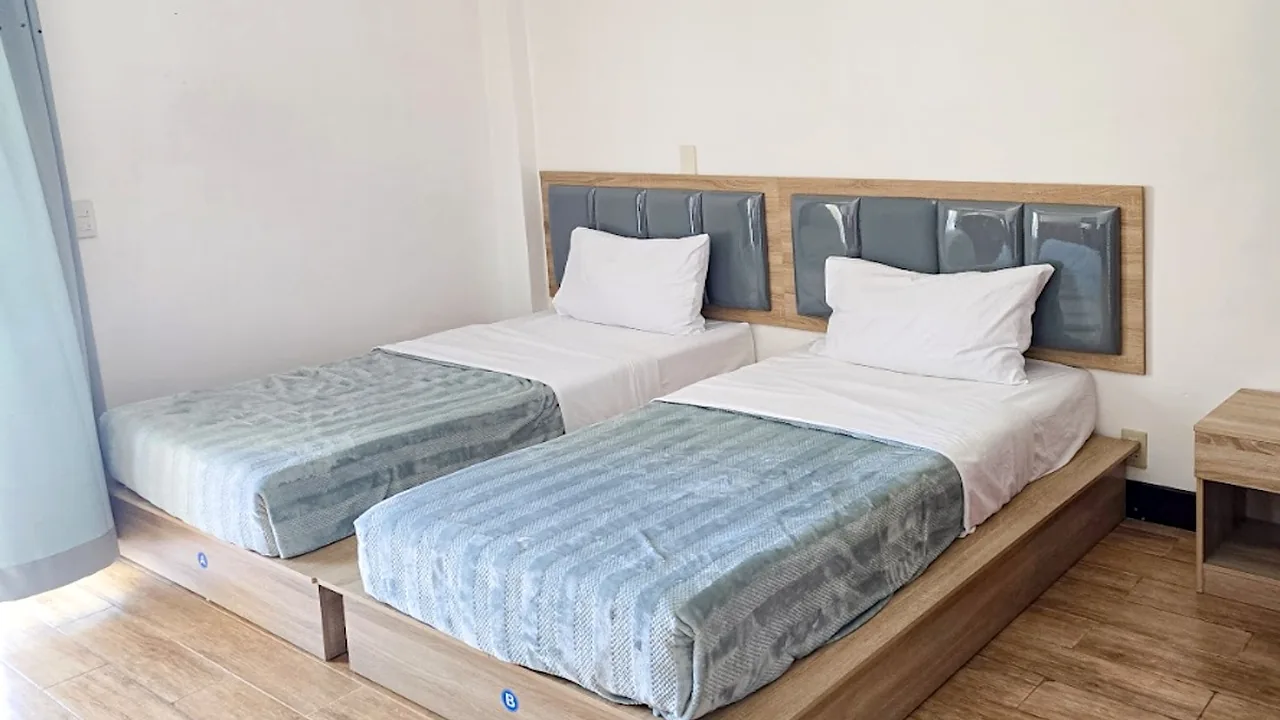 EV Academy La Mer Campusの寮の2人部屋。ベッドが2台並んでいる