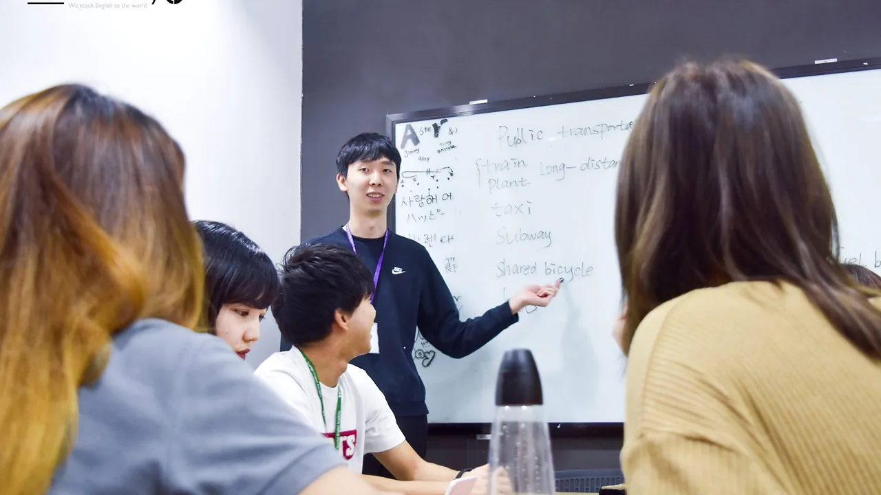 EV Academy タランバン校のホワイトボードの前で講師が説明するグループ授業