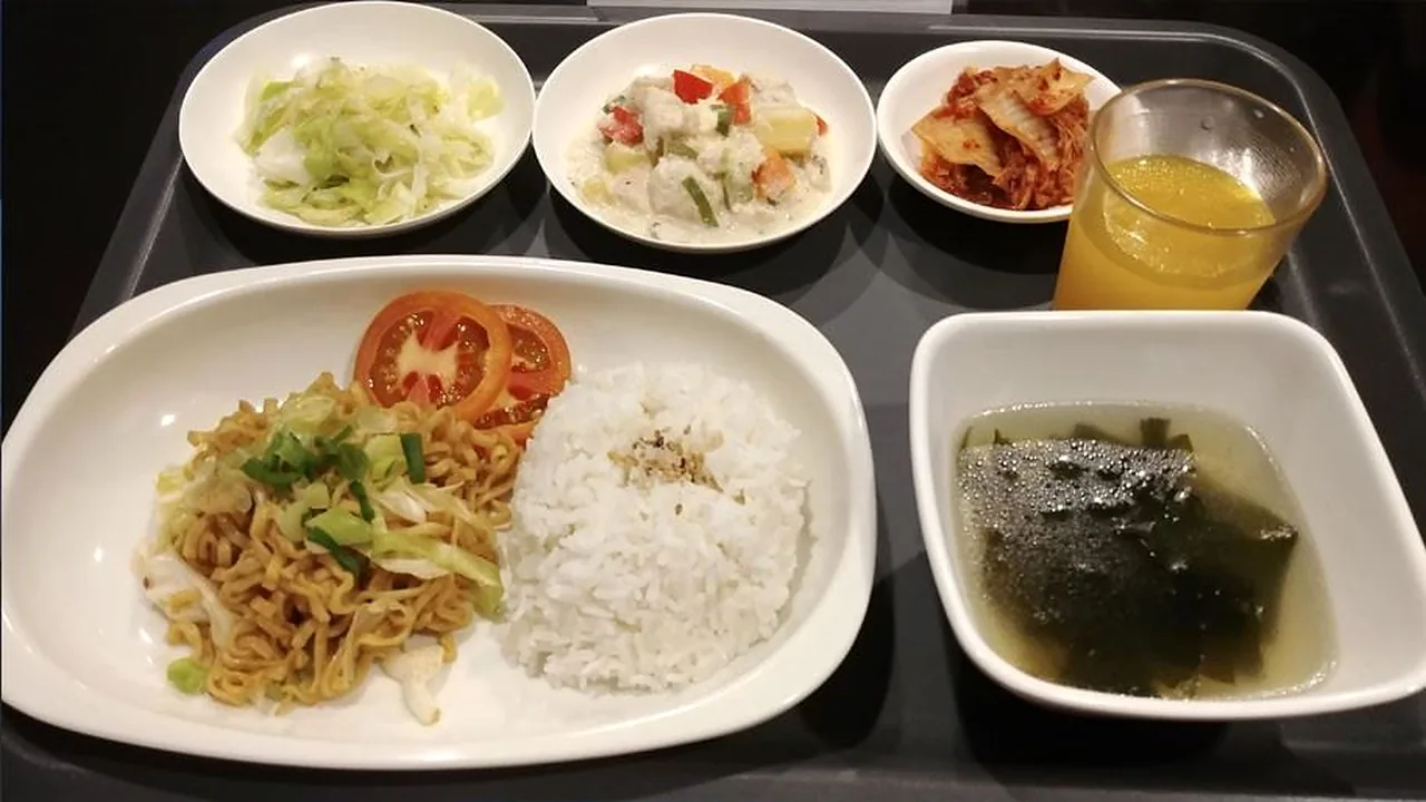 EV Academy タランバン校のご飯、麺、スープ、副菜がのったトレーの食事