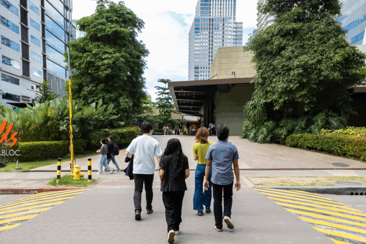 Cebu IT ParkのCentral Bloc周辺を歩く人たちの後ろ姿