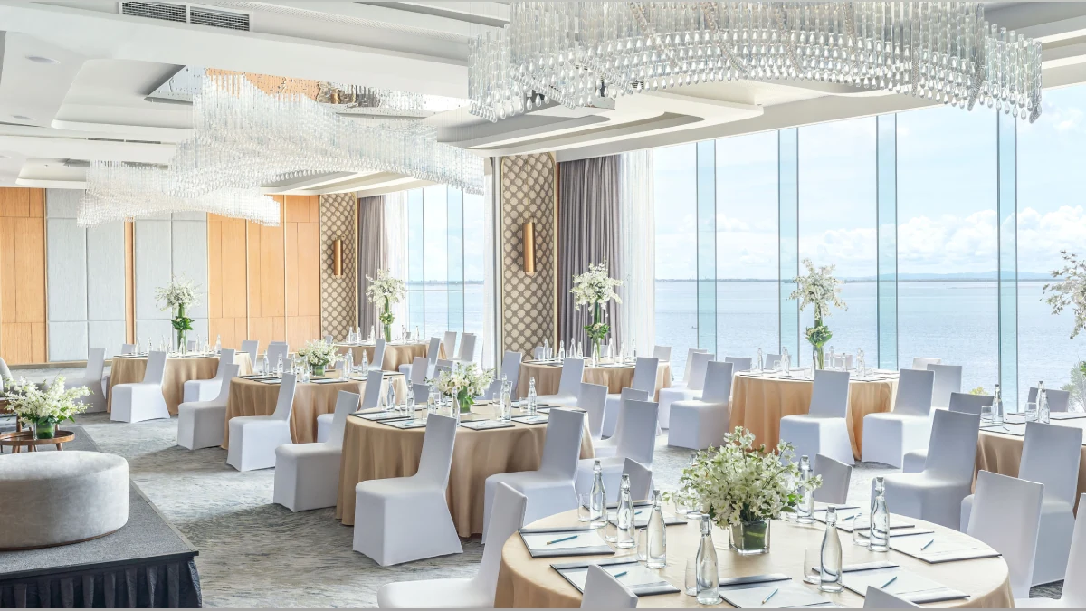 海に面したFili Ballroom