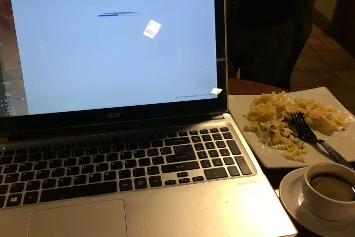 laptop cafe