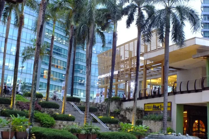 The Terraces Ayala Center Cebuとは？2008年に生まれたDining・Green Spaceを整理