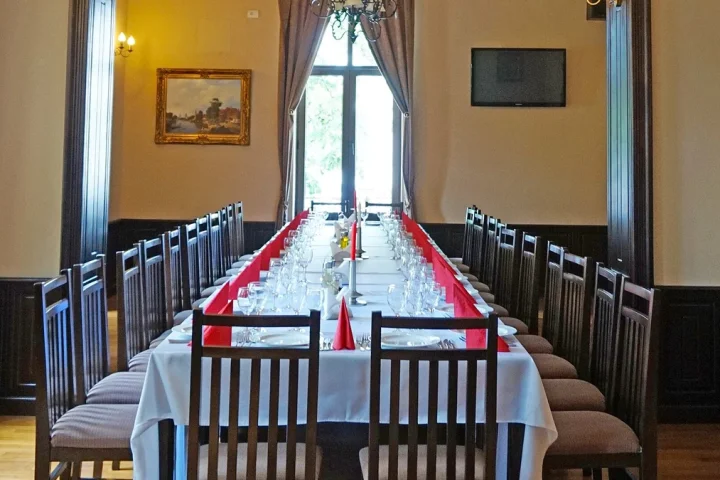 restaurant dining