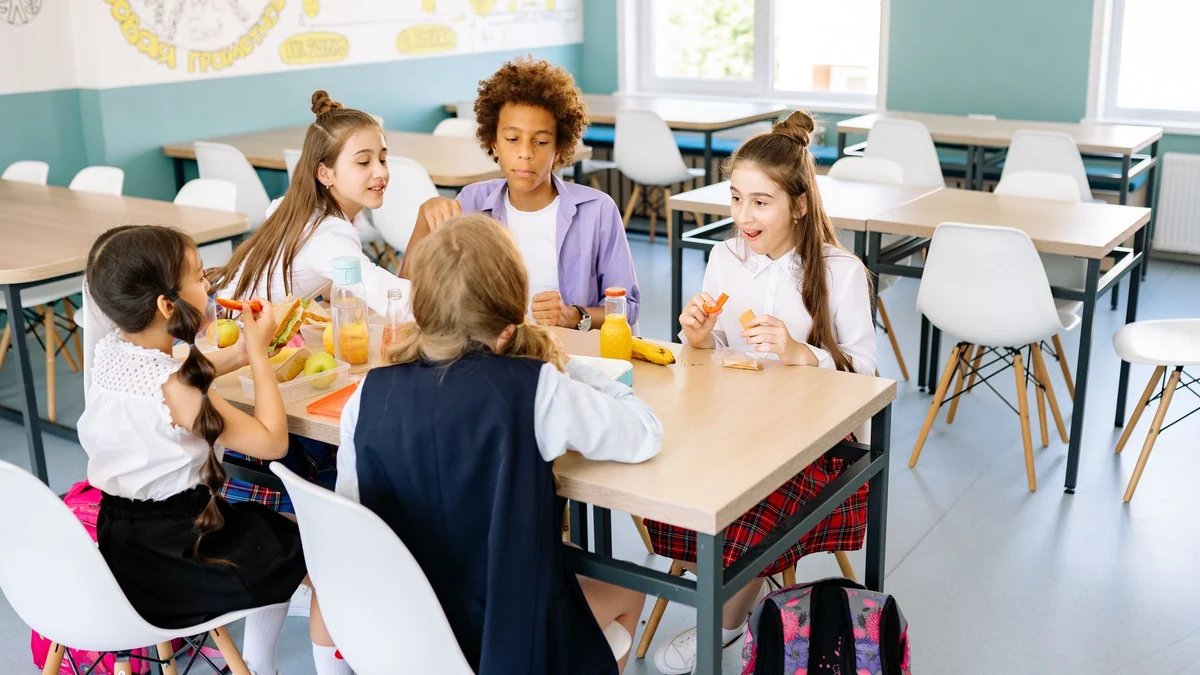 教室で一緒に食事をする学生たち