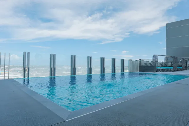 bai HotelのTwilight・Pool Bar・プール｜場所と飲食・遊泳の違いを比べる