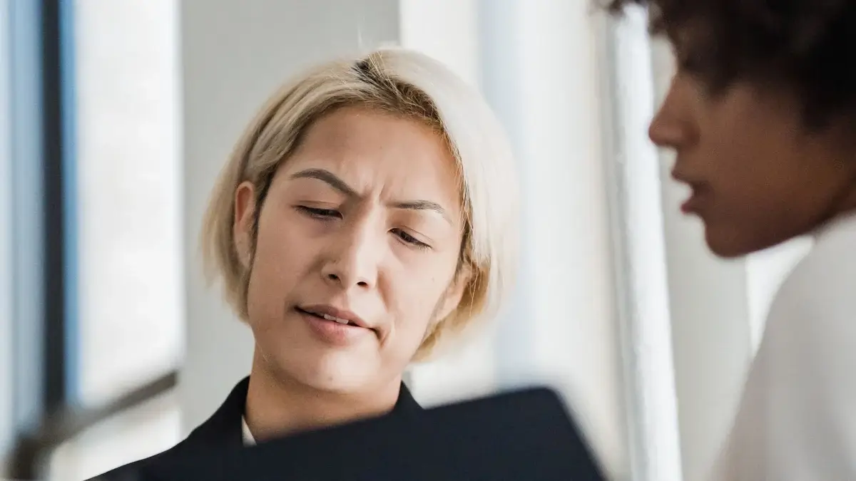 オフィスで相談する二人